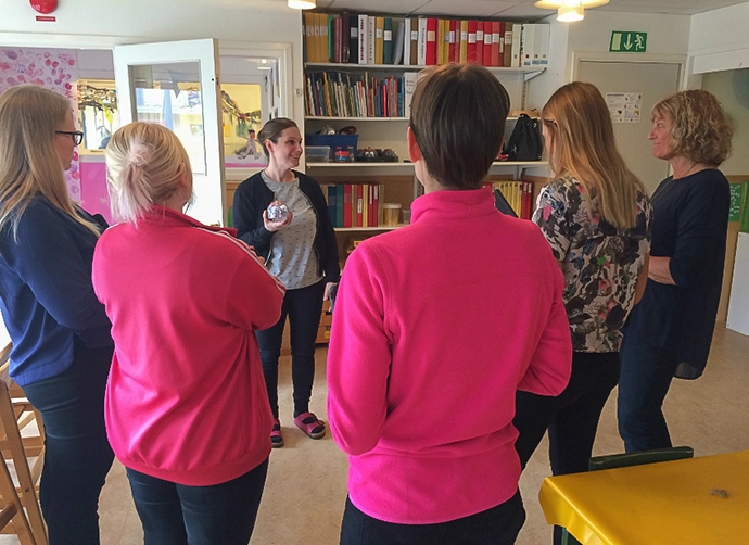personer står i rum på förskolan