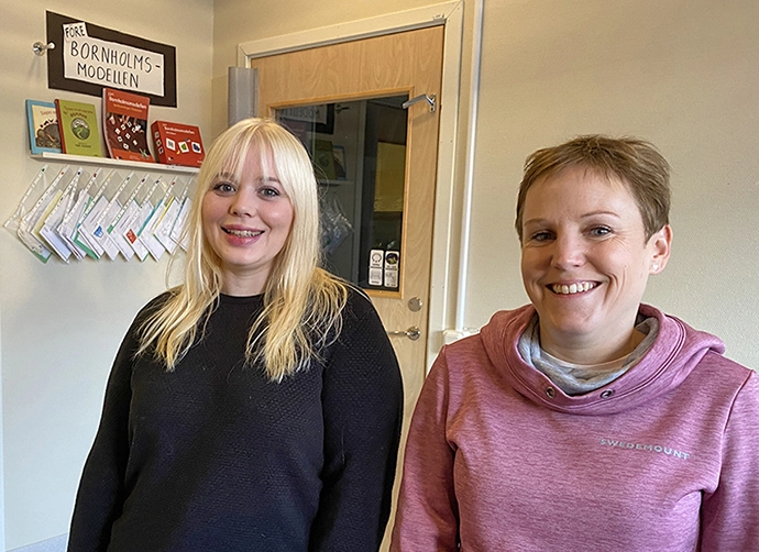 två pedagoger på avdelningen ler in i kameran