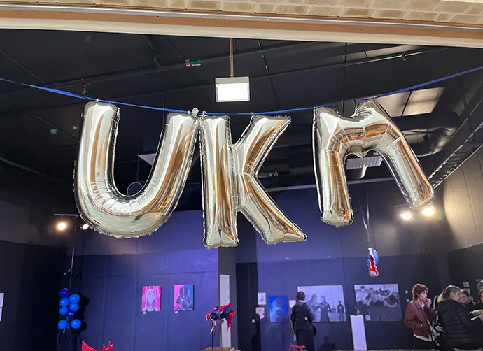 Foto på entrén till UKM-festival i Mölndals Galleria. Där hänger guldballonger i form av bokstäverna u, k och m.