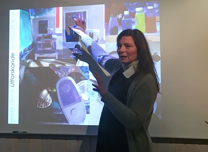 lärare står och pekar mot en projektorduk