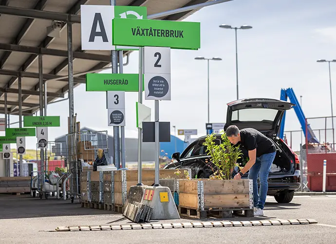 Man lämnar återbrukat på del A på Återbruket Kikås.