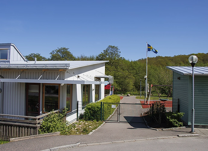 Grind till förskolegården med förskolan i bakgrunden