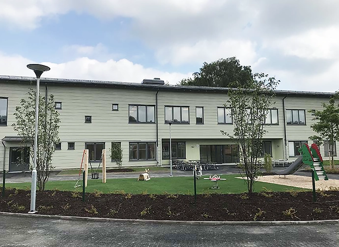 förskolegård med förskolan i bakgrunden