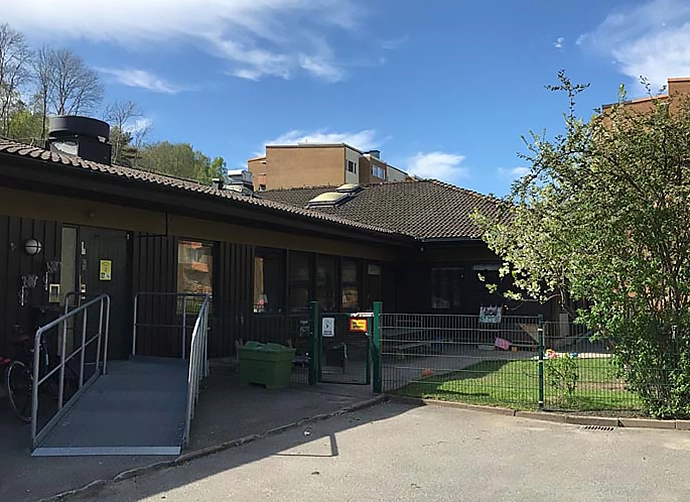 en ramp upp till entré till förskola