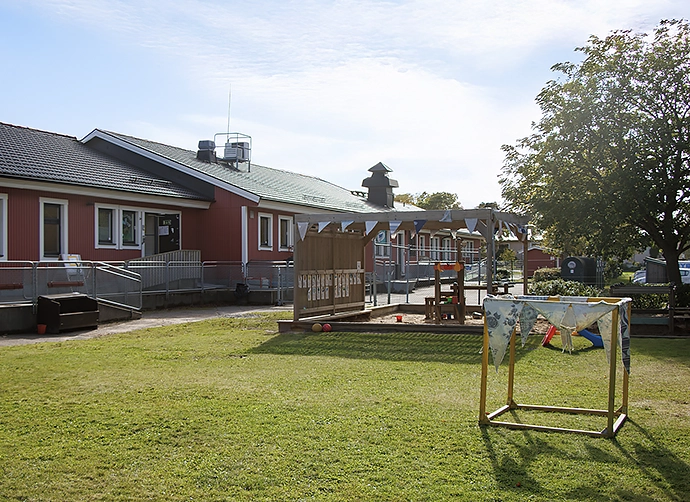 sandlåda och gräsmatta framför förskolan
