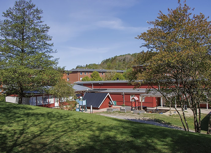 Förskolegård och förskola nedanför gräskulle