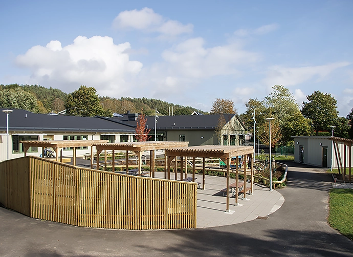 förskolegård med förskola i bakgrunden