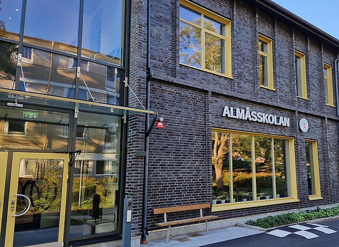 Ingång med ramp och trappor till Almåsskolan