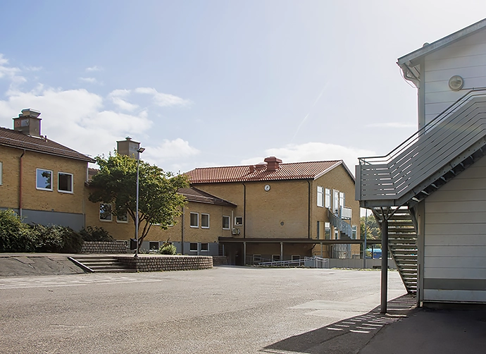 Skolgården med skolan i bakgrunden