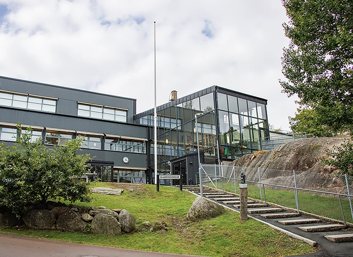 skolgård med trappa som leder upp till skolbyggnad