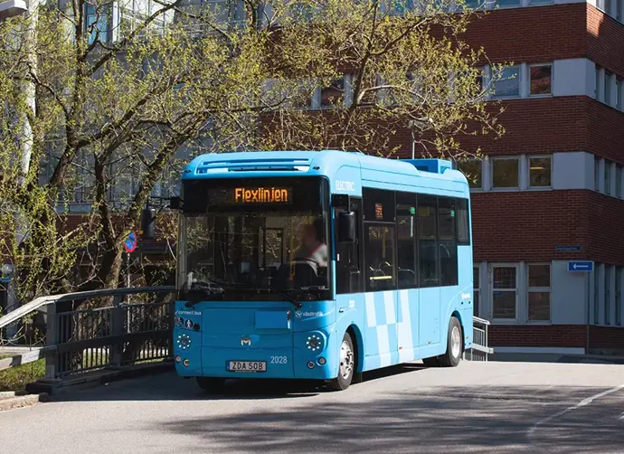 En blå buss med namnet Flexlinjen på.