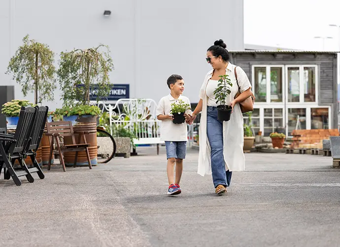 En mamma och son som handlat återbrukat i Bruksbutiken