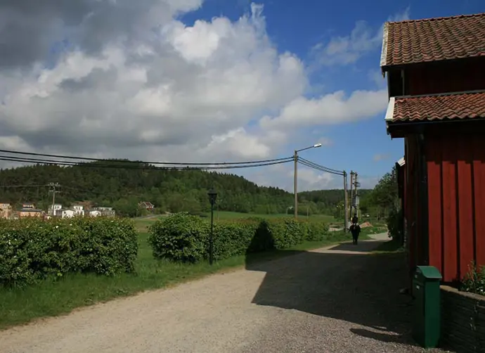 Grusväg och röda husknutar i Lilla Fässbergsdalen.