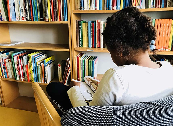 elev sitter och läser en bok
