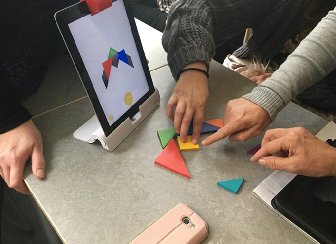 Händer och en iPad med programmet Osmo