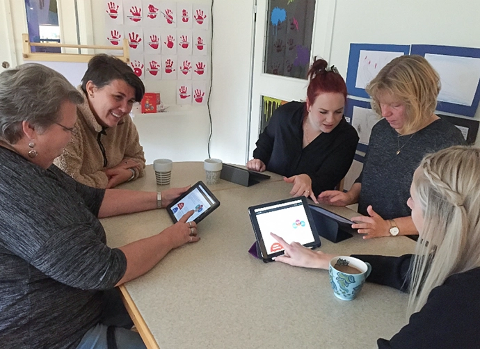 pedagoger med iPads runt ett bord
