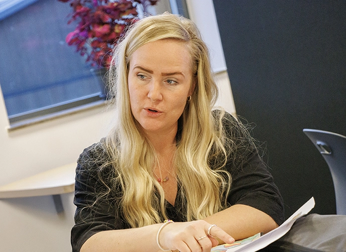 lärare vid elevens bänk