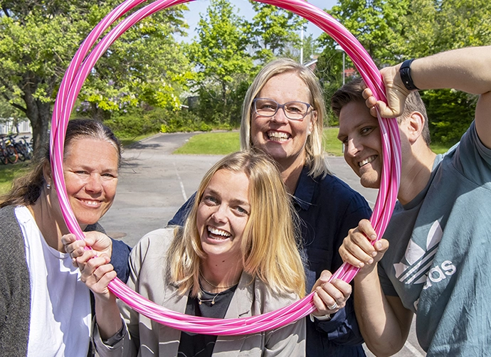 fyra pedagoger håller i en rockring på skolgården
