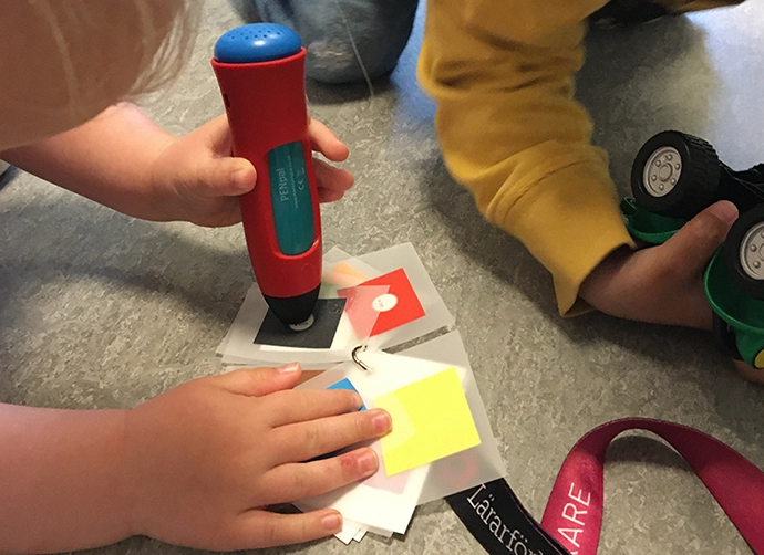 barn använder digitalpenna på förskolan