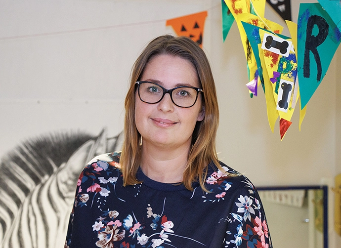 lärare på förskolan står i närbild och tittar in i kameran