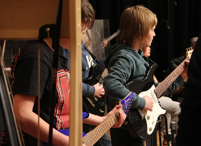 elever som spelar gitarr