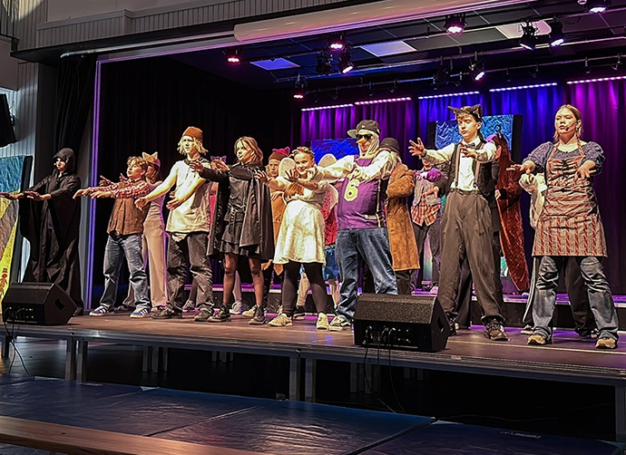 elever på scenen