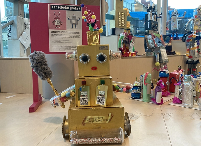 utställning med robotar som barnen på förskolan har skapat