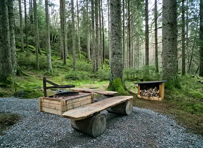 En grillplats vid Djursjöleden med skog i bakgrunden.