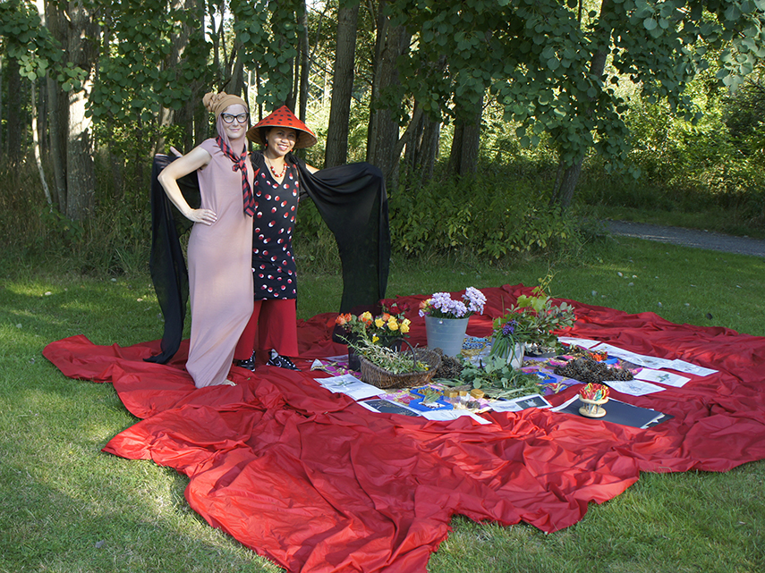 De utklädda pedagogerna på Stensjöns förskola har lagt ut växter och bilder på gräsmattan