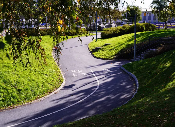 En gång- och cykelbana i Lindome.