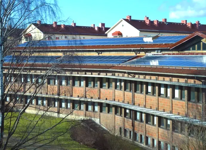 Solpaneler på stadshusets tak.