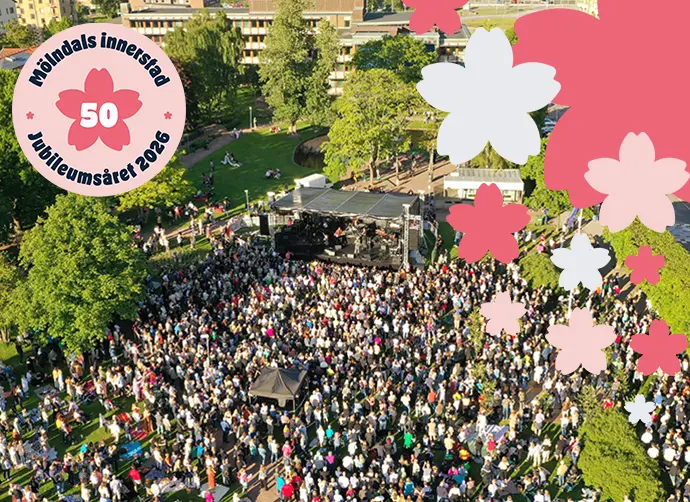 Stadshusparken med scen och jättemycket publik.