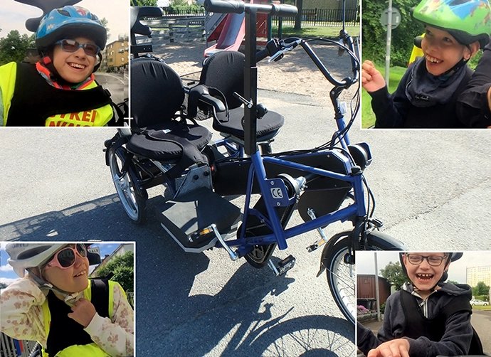 Tandem trehjuling och fyra glada personer med cykelhjälmar på huvudet.