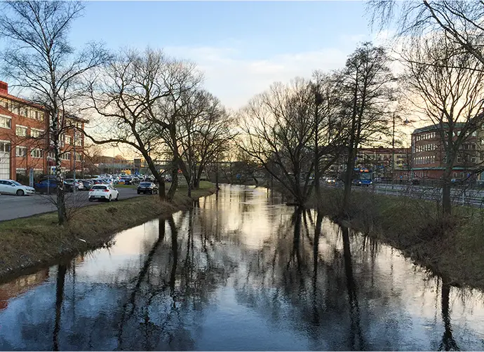 Mölndalsån under en höstdag, trafik på båda sidor av ån.