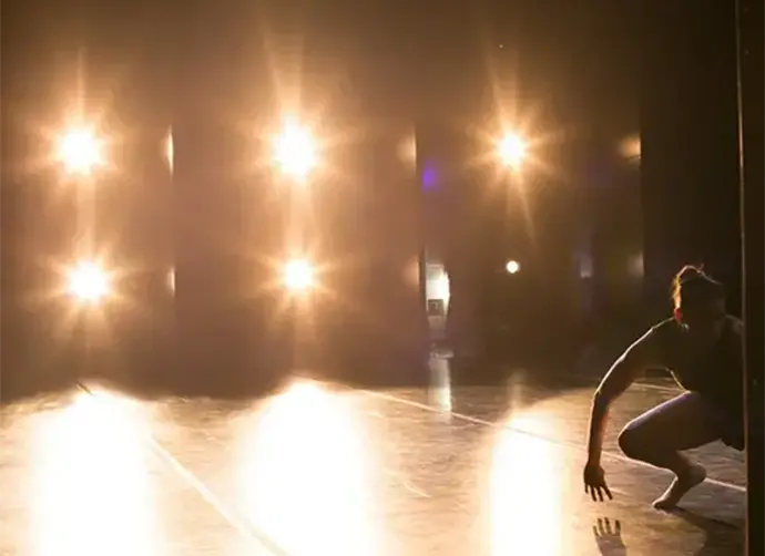 Foto på dansare på scenen.