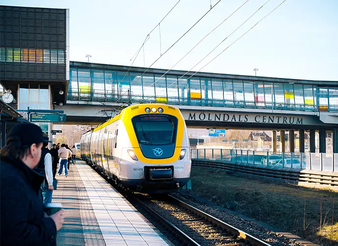 Tåg genom Mölndals station
