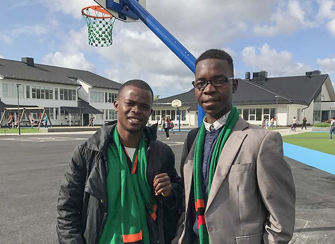 Två män från Afrika på skolgård