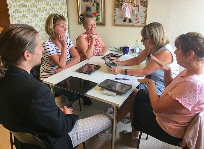 fem pedagoger med iPads vid ett bord