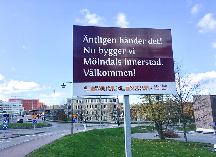 vägskylt med text om byggprojekt i Mölndal