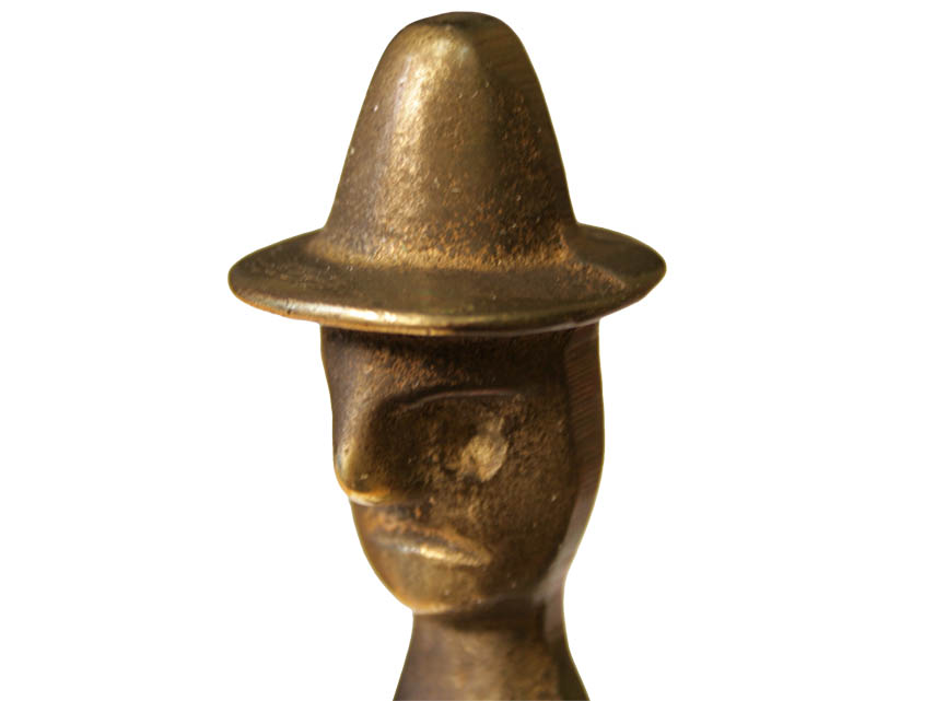 Huvudet av en bronsfigur med hatt.