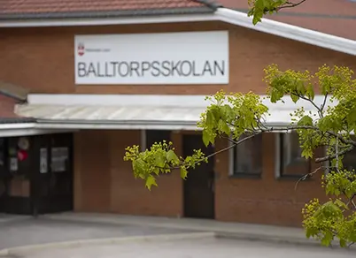 Framsida och entré till Balltorpsskolan