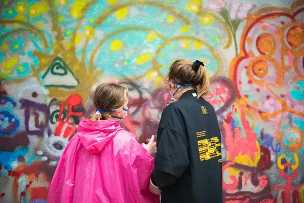 Två flickor målar grafitti.