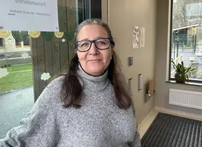 rektor står och håller upp ytterdörren in till förskolan