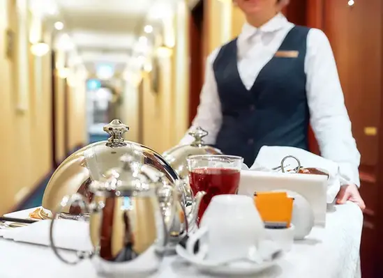 En hotellmedarbetare serverar frukost.