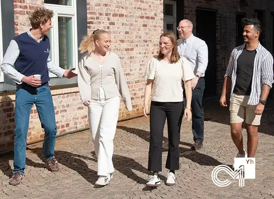 En grupp med elever går och pratar utanför skolan.