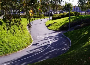 En gång- och cykelbana i Lindome.