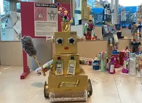 utställning med robotar som barnen på förskolan har skapat
