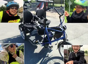 Tandem trehjuling och fyra glada personer med cykelhjälmar på huvudet.