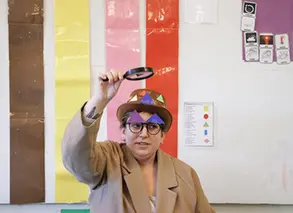 utklädd pedagog på förskolan med hatt med former på, rock och förstoringsglass