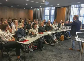 konferens med sittande lärare med föreläsare ståendes framför